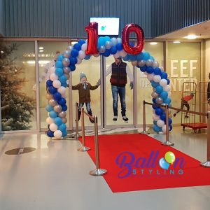 Balloon-Styling-ballonnenboog-ballonboog-folieballon-cijfer-rode-loper-ballonnendecoratie-T-Kwadraat-Ireen-Wustbaan-ijsbaan-ballonnen-Tilburg