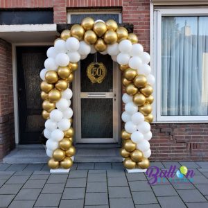 Balloon-Styling-ballonnenboog-ballonboog-50-jaar-getrouwd-chrome goud met wit Brabant-Tilburg-Reeshof ballonnen Tilburg jubileumbord 50 (1)