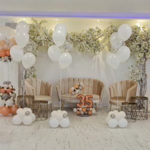 Balloon Styling Tilburg ballonnenpilaren gronddecoraties met heliumballonnen cijferballon op een ring bedrukte topballon zijden roosjes ballonnen Tilburg (1)