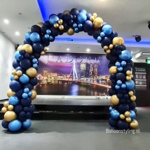 Balloon Styling Tilburg organic ballonnenboog chroom blauw en goud ballonnen Tilburg Versier ballonnen voor huwelijk Tilburg