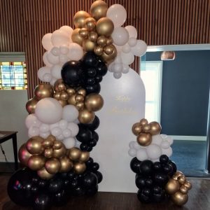Balloon Styling Tilburg organic ballonnenboog op een backdrop voor een 40-jarige ballonnen Tilburg