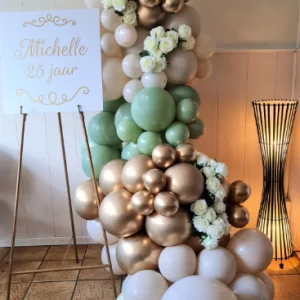 Balloon Styling Tilburg organic ballonnenslinger gepersonaliseerd bord op een schildersezel ballonnen Tilburg