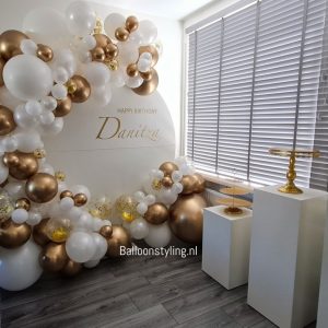 Balloon Styling Tilburg organic ballonnenslinger op een gepersonaliseerde backdrop taartset zuilen ballonnen Tilburg (1)
