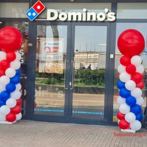 Balloon Styling Tilburg ballonnenpilaren met topballon Domino's pizza ballonnen Tilburg