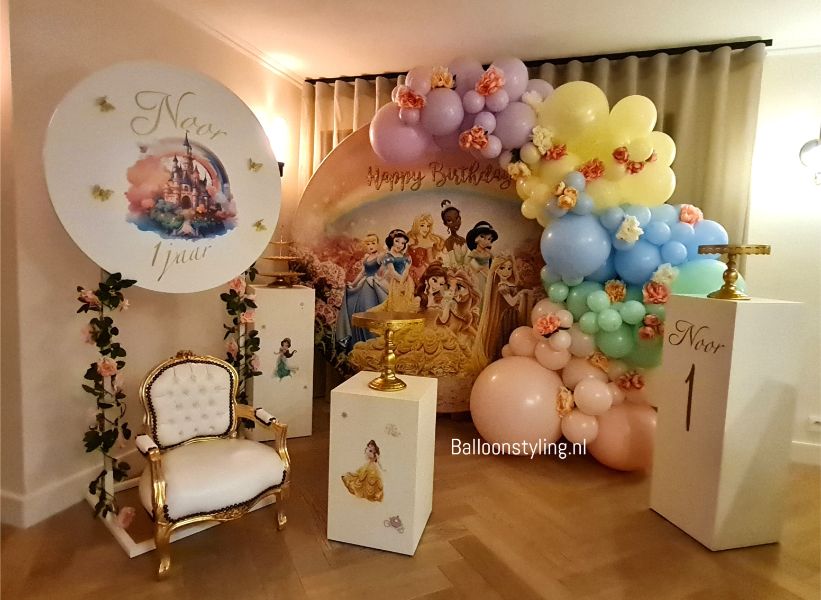 Kleurrijke Ballonnen Die Een Schattig Meisje Dragen. Vectorillustratie Van Een Baby Meisje. Schattige Cartoon Baby's Vector Illustratie - Illustratie van familie, ballon: 72886228 Kleurrijke Ballonnen Die Een Schattig Meisje Dragen. Vectorillustratie Van Een Baby Meisje. Schattige Cartoon Baby's Vector Illustratie - Illustratie van familie, ballon: 72886228