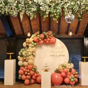 Balloon Styling Tilburg organic ballonnenslinger eucalyptus takken zuilen en taartstandaarden ballonnen Tilburg feestartikelen Tilburg