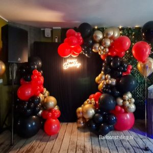 Balloon Styling trossen heliumballonnen organic ballonnenslinger op een backdrop happy birthday led verlichting ballonnen Tilburg feestartikelen Tilburg