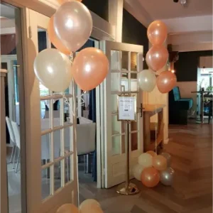 Balloon-Styling-ballontrossen-heliumballonnen-perzik-zilver-en-ivoor-Brabant-Tilburg-Reeshof-bruiloftstyling ballonnen Tilburg feestartikelen Tilburg